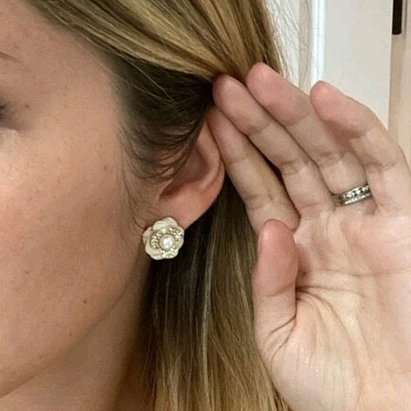 💖 2/$30 Flower white & gold pearl rhinestones boho small Stud dainty Earrings - Picture 2 of 8